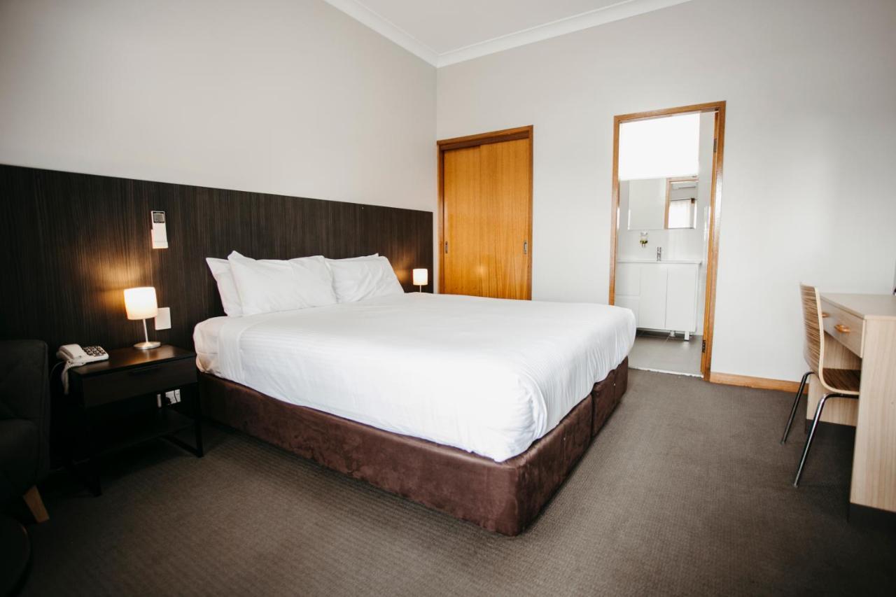 Colonial 4*