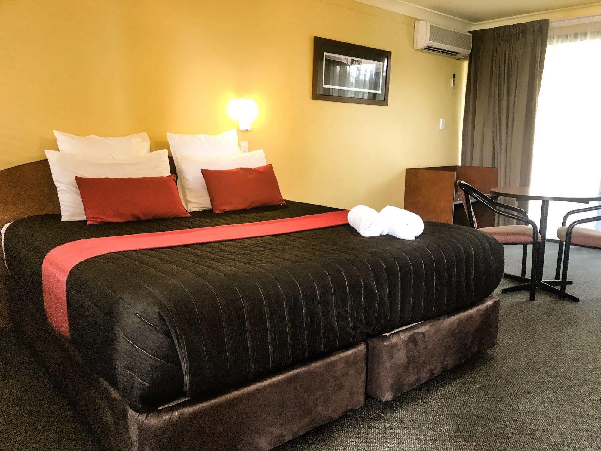 Colonial 4*